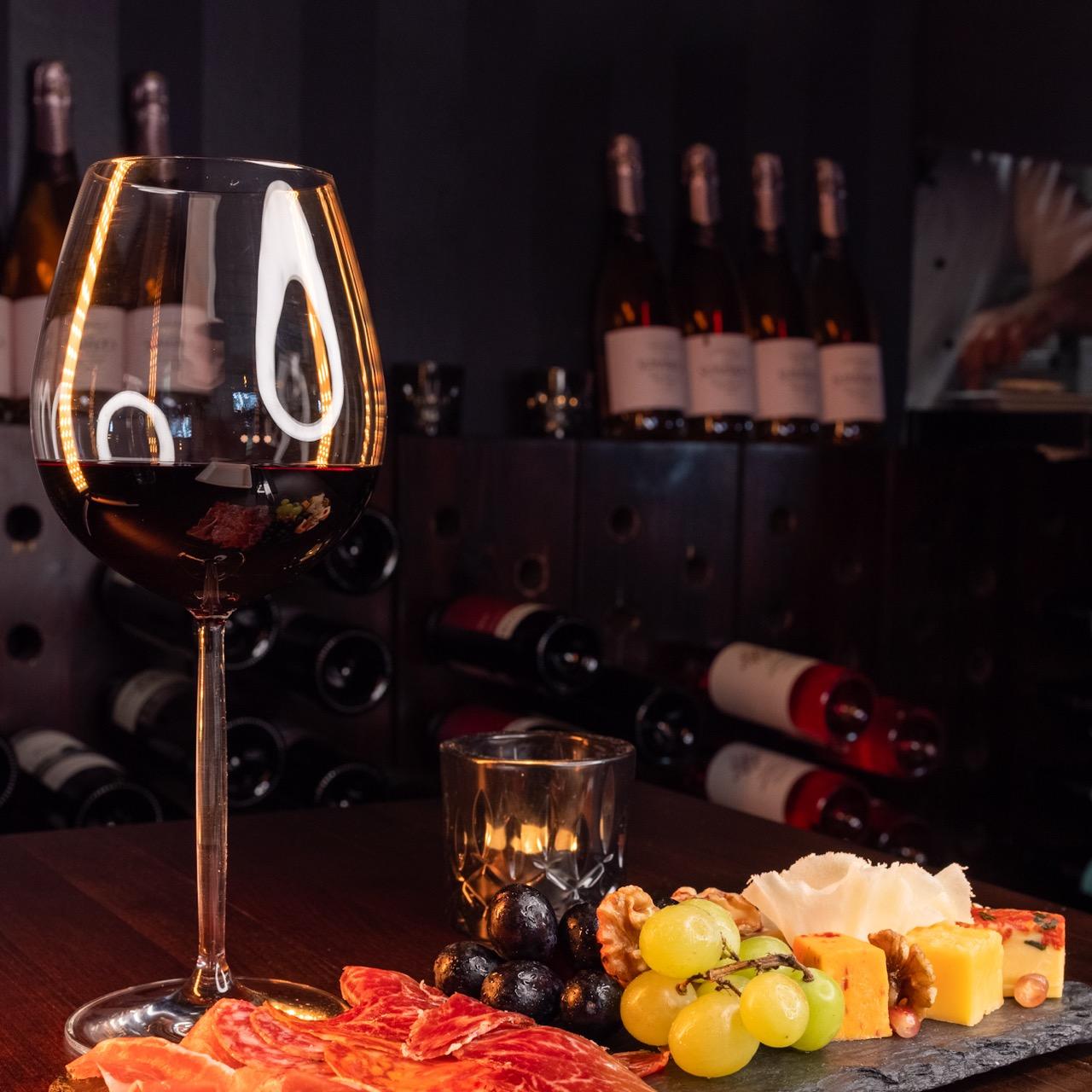 Spanische Charcuterie mit Pata Negra, Käse und einem Glas Rotwein bei deseo
