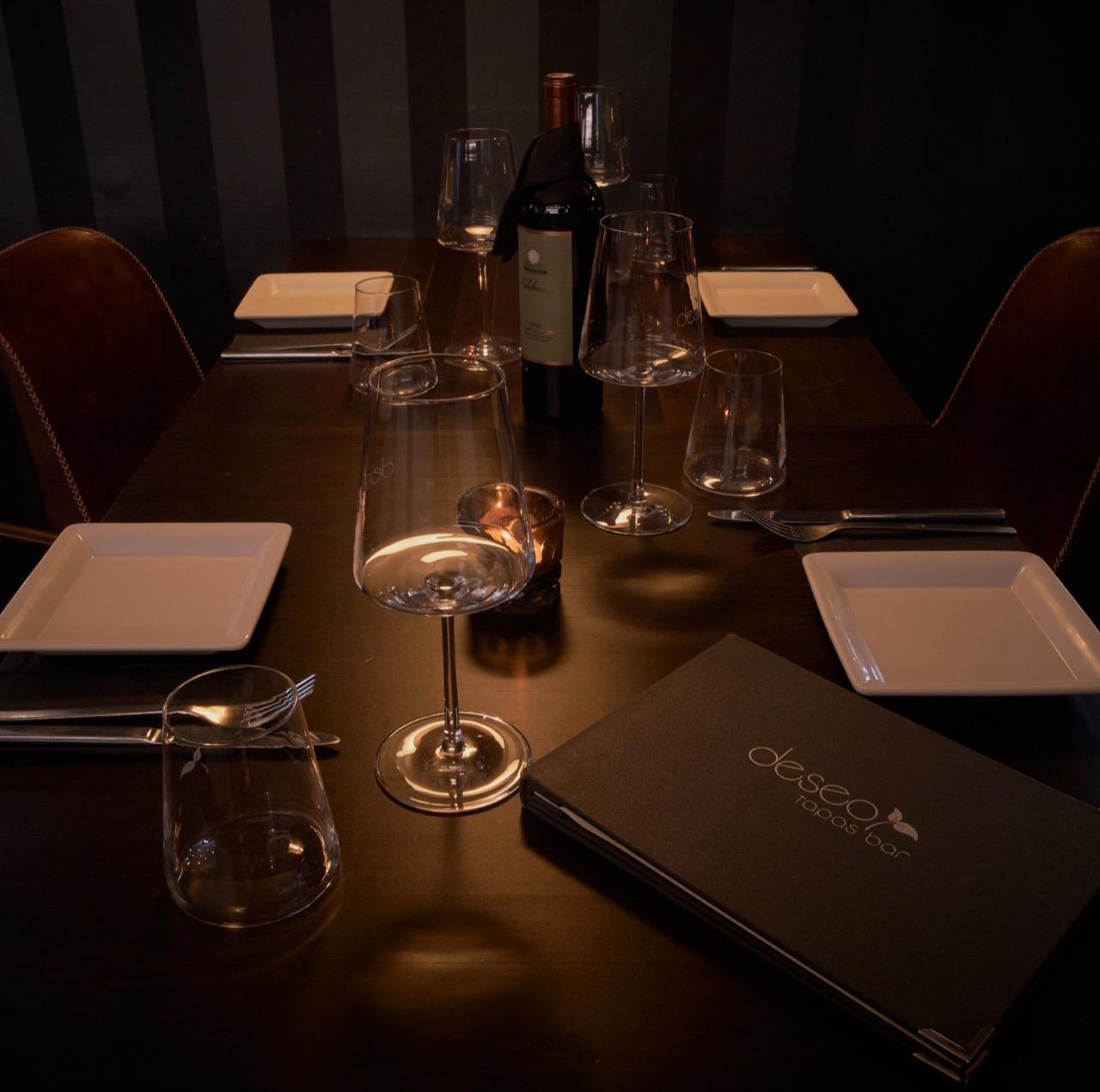 Gedeckter Tisch bei Kerzenlicht im deseo
